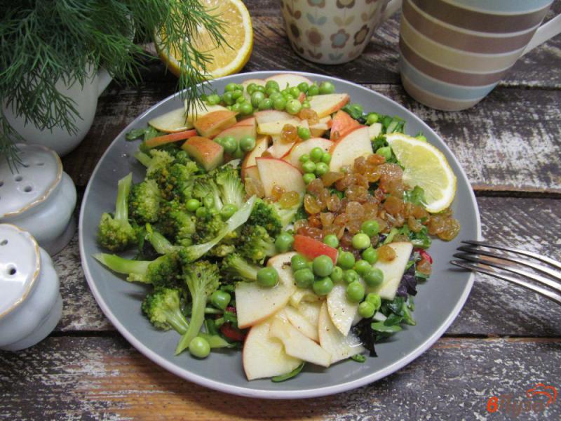 Фото приготовление рецепта: Салат из брокколи с яблоком и изюмом шаг №7