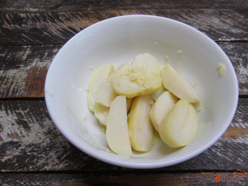 Фото приготовление рецепта: Запеченные картофельные дольки под сыром шаг №1