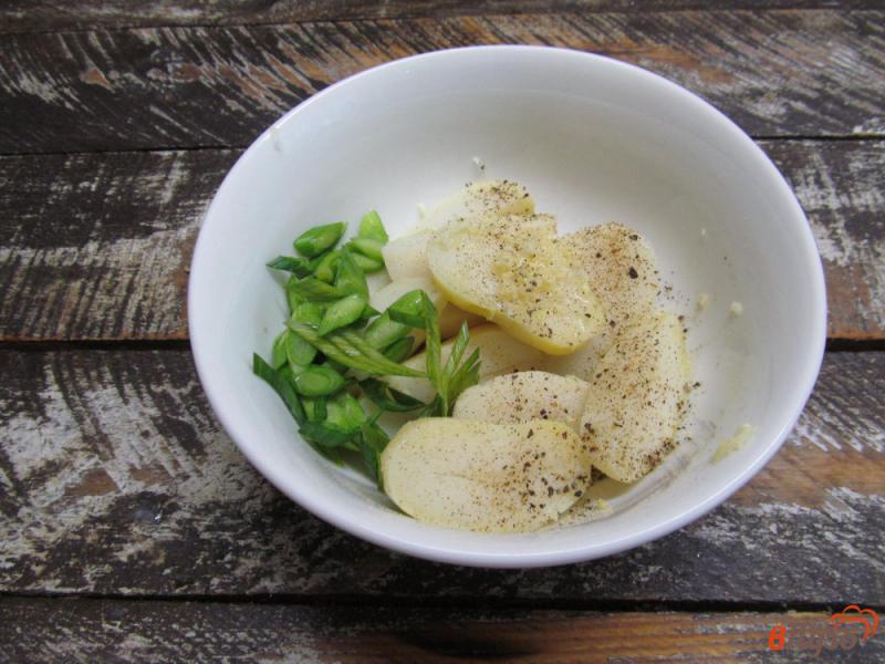 Фото приготовление рецепта: Запеченные картофельные дольки под сыром шаг №2