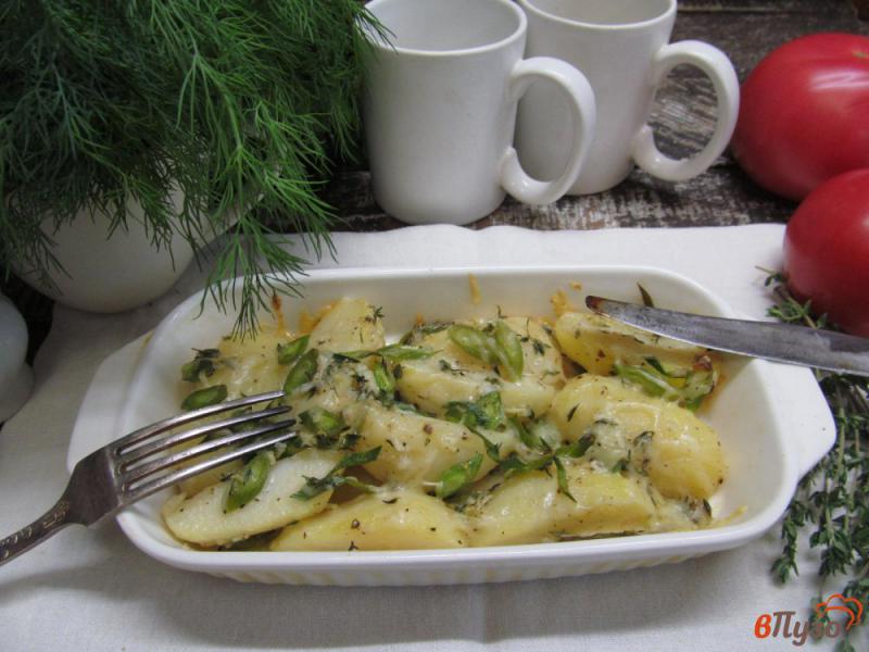 Фото приготовление рецепта: Запеченные картофельные дольки под сыром шаг №6