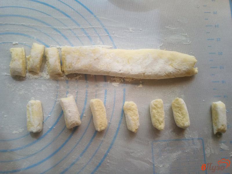 Фото приготовление рецепта: Ленивые вареники с клубничным соусом шаг №4