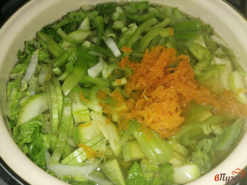 Фото приготовление рецепта: Овощной суп на говяжьем бульоне с яйцом шаг №6