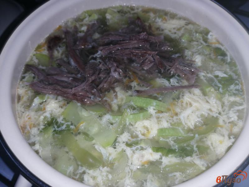 Фото приготовление рецепта: Овощной суп на говяжьем бульоне с яйцом шаг №11