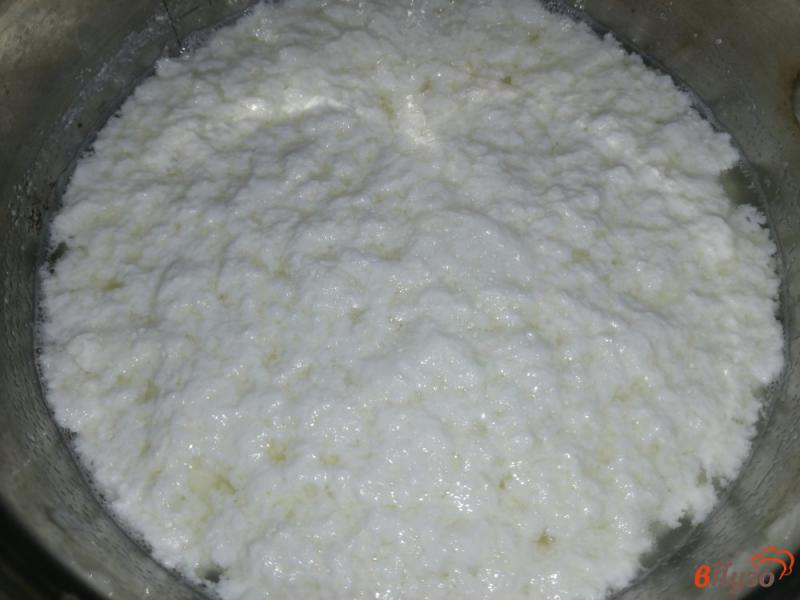 Фото приготовление рецепта: Домашний сыр с петрушкой и тмином шаг №3