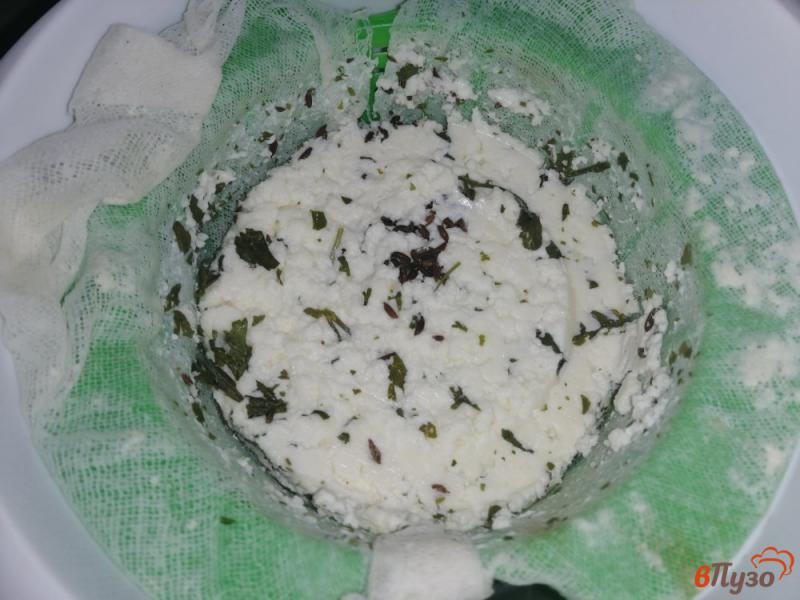 Фото приготовление рецепта: Домашний сыр с петрушкой и тмином шаг №8