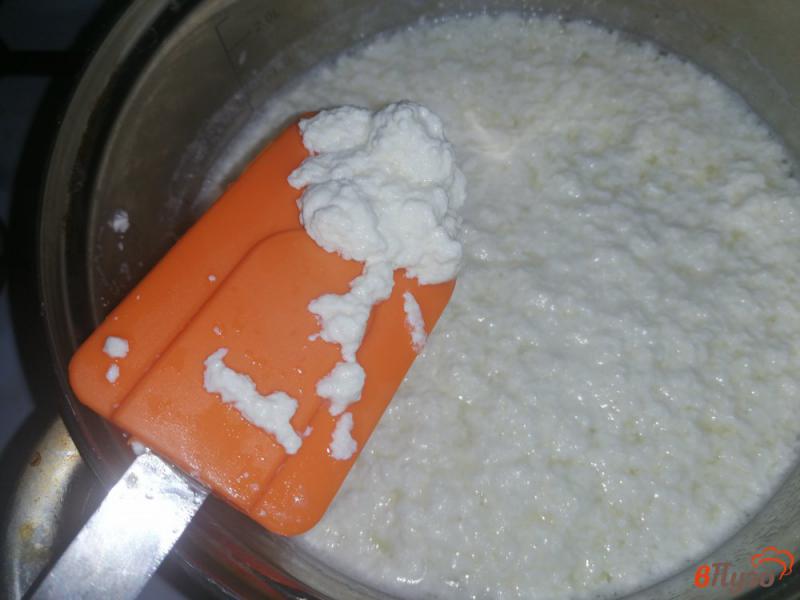 Фото приготовление рецепта: Домашний сыр с петрушкой и тмином шаг №4