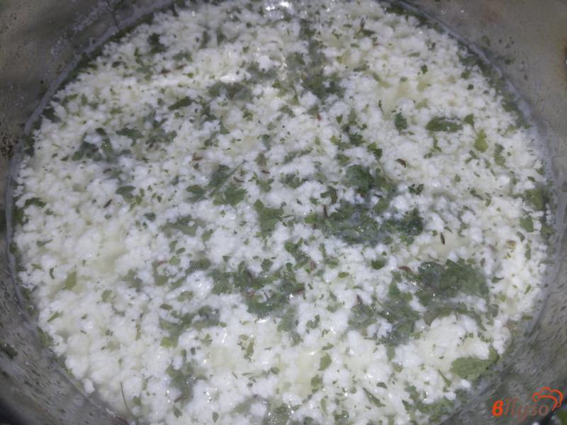 Фото приготовление рецепта: Домашний сыр с петрушкой и тмином шаг №6