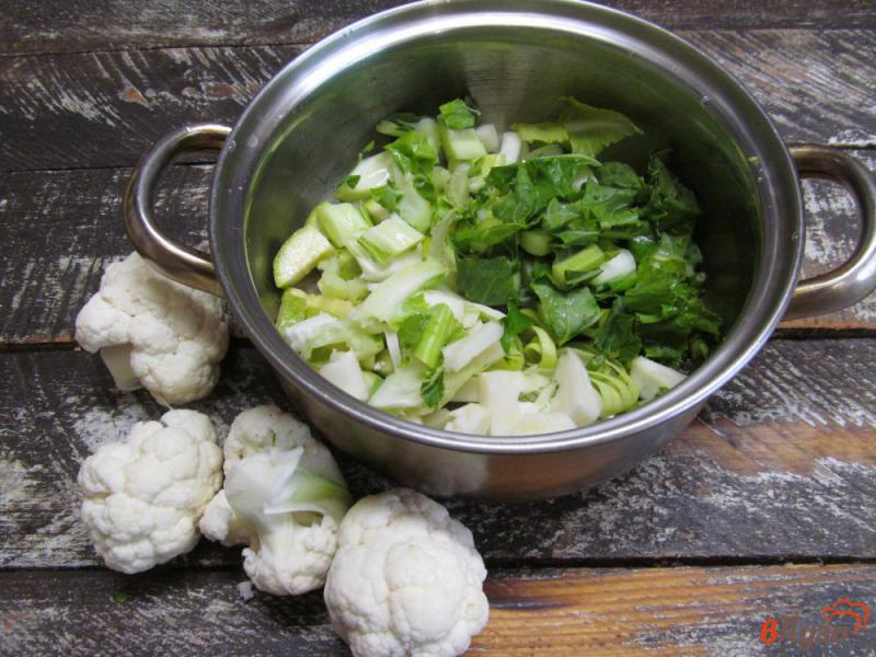 Фото приготовление рецепта: Суп из цветной капусты с кабачком шаг №2