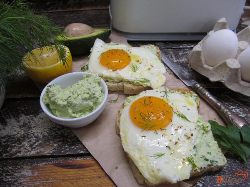 Фото приготовление рецепта: Бутерброды с авокадо и яйцом шаг №6