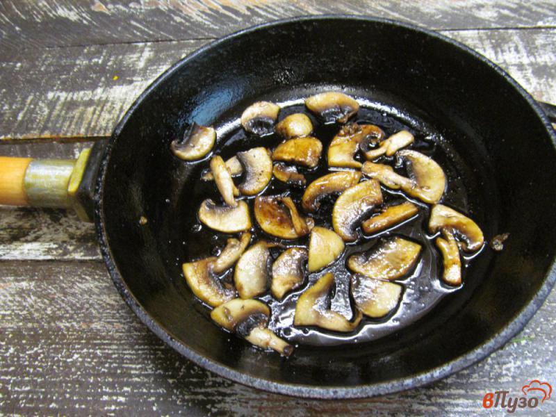 Фото приготовление рецепта: Салат из молодой капусты с грибами шаг №5