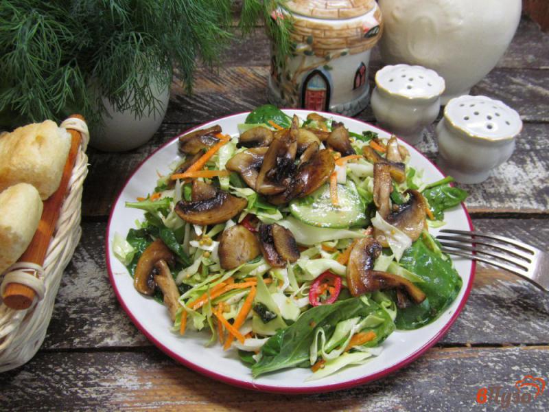 Фото приготовление рецепта: Салат из молодой капусты с грибами шаг №6