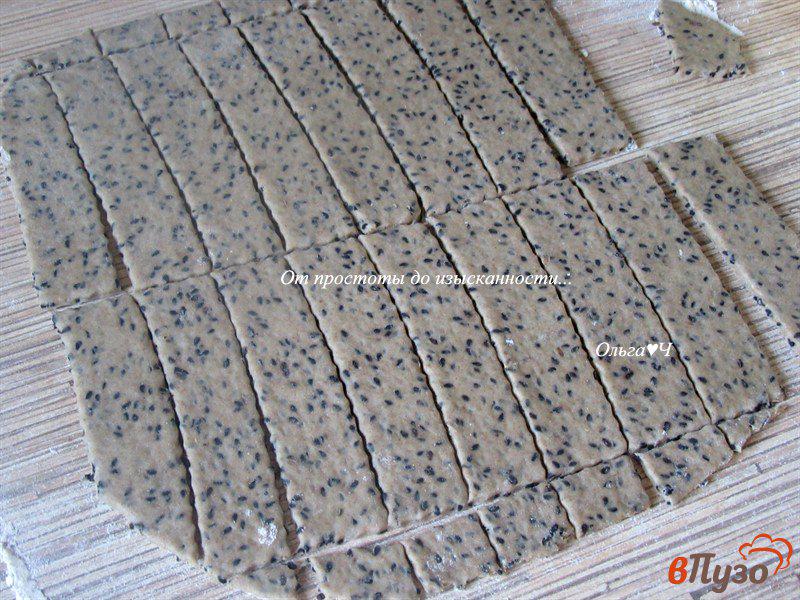 Фото приготовление рецепта: Пшенично-ржаные хлебцы с кунжутом и укропом шаг №4