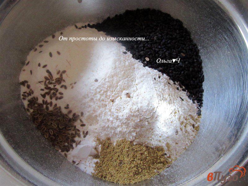 Фото приготовление рецепта: Пшенично-ржаные хлебцы с кунжутом и укропом шаг №1