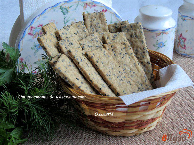 Фото приготовление рецепта: Пшенично-ржаные хлебцы с кунжутом и укропом шаг №6