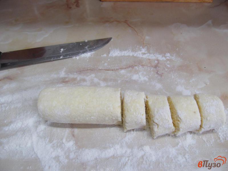 Фото приготовление рецепта: Сырники с бананом и кокосовой стружкой шаг №4