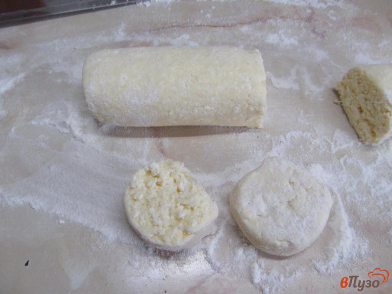 Фото приготовление рецепта: Сырники с бананом и кокосовой стружкой шаг №5