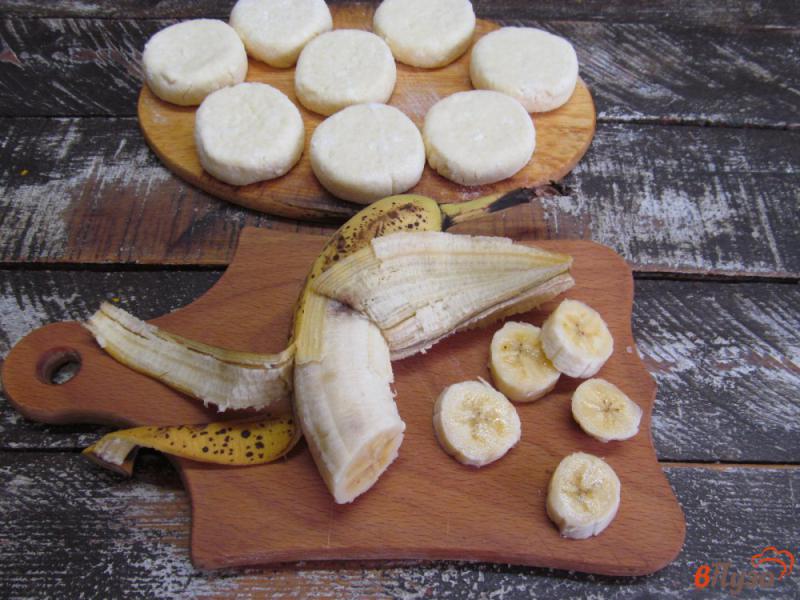 Фото приготовление рецепта: Сырники с бананом и кокосовой стружкой шаг №7