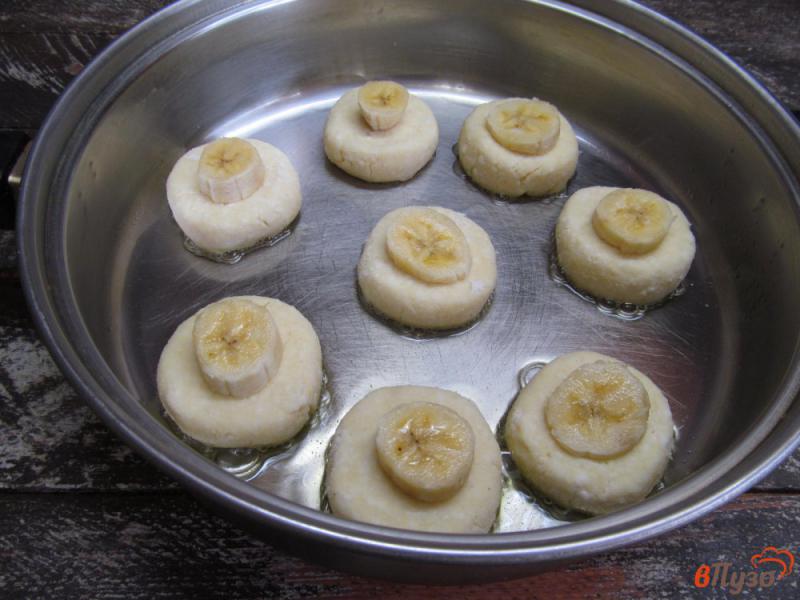 Фото приготовление рецепта: Сырники с бананом и кокосовой стружкой шаг №8