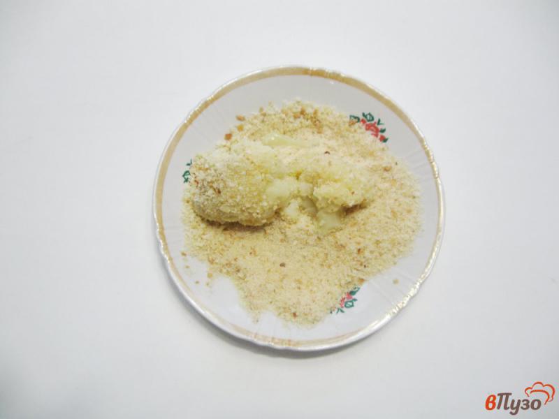 Фото приготовление рецепта: Цветная капуста жареная в сухарях шаг №3