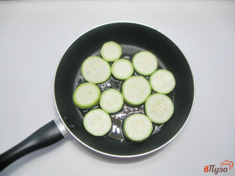 Фото приготовление рецепта: Жареные кабачки без муки с соусом шаг №2