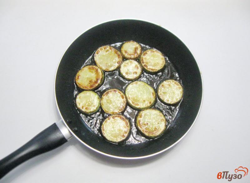 Фото приготовление рецепта: Жареные кабачки без муки с соусом шаг №3