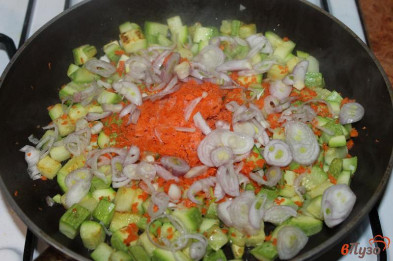 Фото приготовление рецепта: Жареный кабачок с молодым шпинатом и яйцом шаг №3