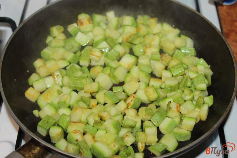 Фото приготовление рецепта: Жареный кабачок с молодым шпинатом и яйцом шаг №2