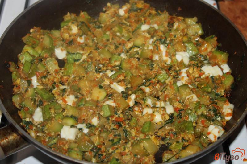 Фото приготовление рецепта: Жареный кабачок с молодым шпинатом и яйцом шаг №5