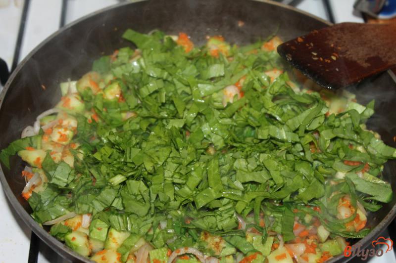 Фото приготовление рецепта: Жареный кабачок с молодым шпинатом и яйцом шаг №4