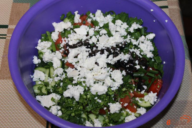 Фото приготовление рецепта: Овощной салат с брынзой и маслинами шаг №4