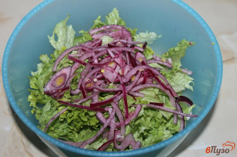 Фото приготовление рецепта: Зеленый салат с маринованным луком и огурцом шаг №3