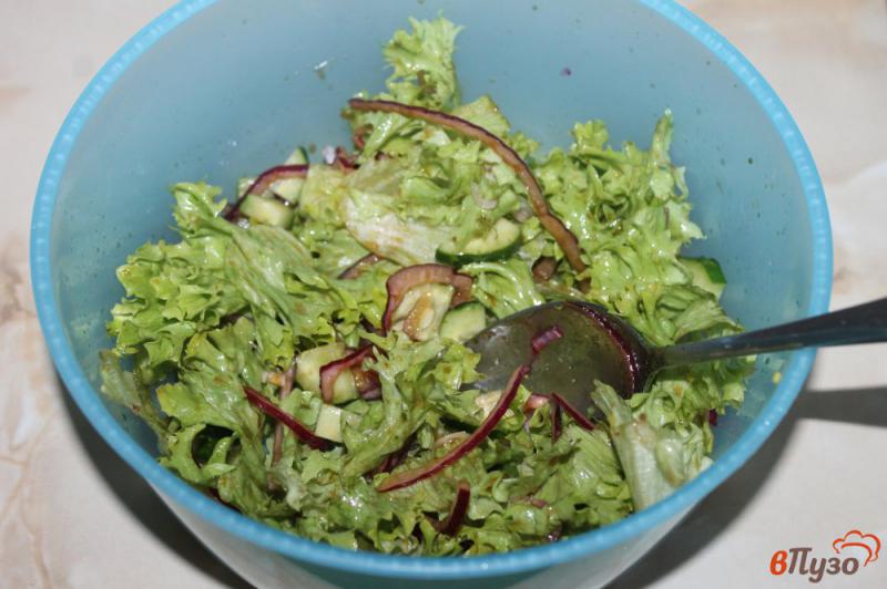 Фото приготовление рецепта: Зеленый салат с маринованным луком и огурцом шаг №4