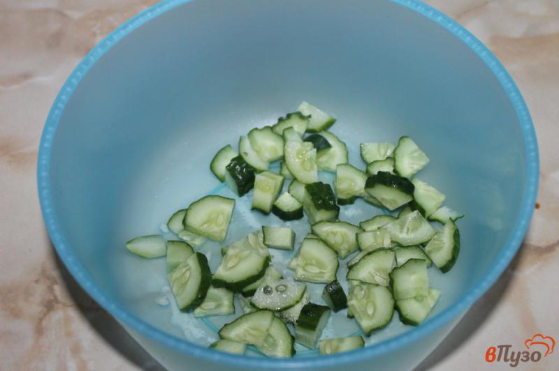 Фото приготовление рецепта: Зеленый салат с маринованным луком и огурцом шаг №1