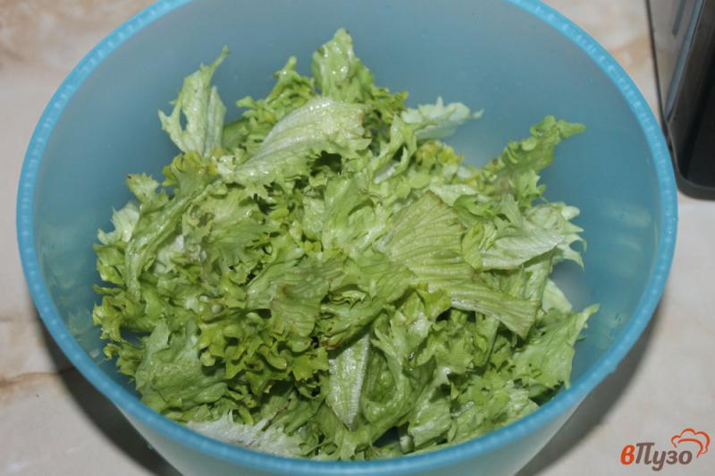 Фото приготовление рецепта: Зеленый салат с маринованным луком и огурцом шаг №2
