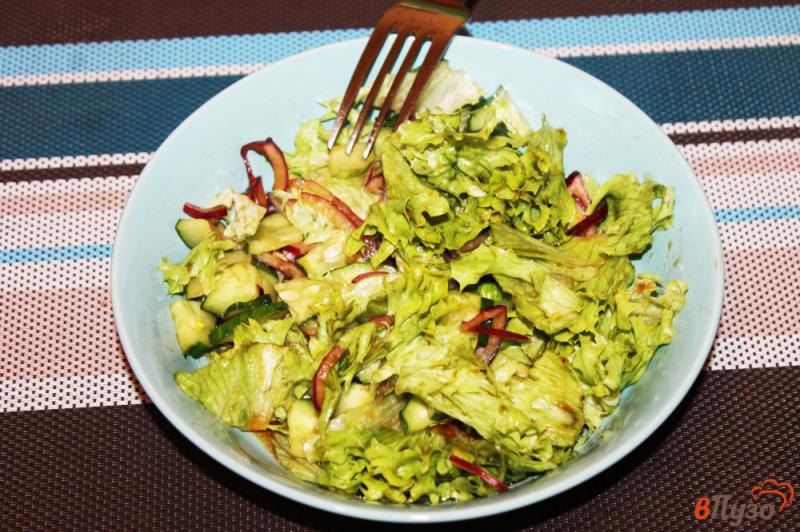 Фото приготовление рецепта: Зеленый салат с маринованным луком и огурцом шаг №5