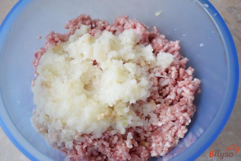 Фото приготовление рецепта: Чебуреки с начинкой из свинины шаг №4