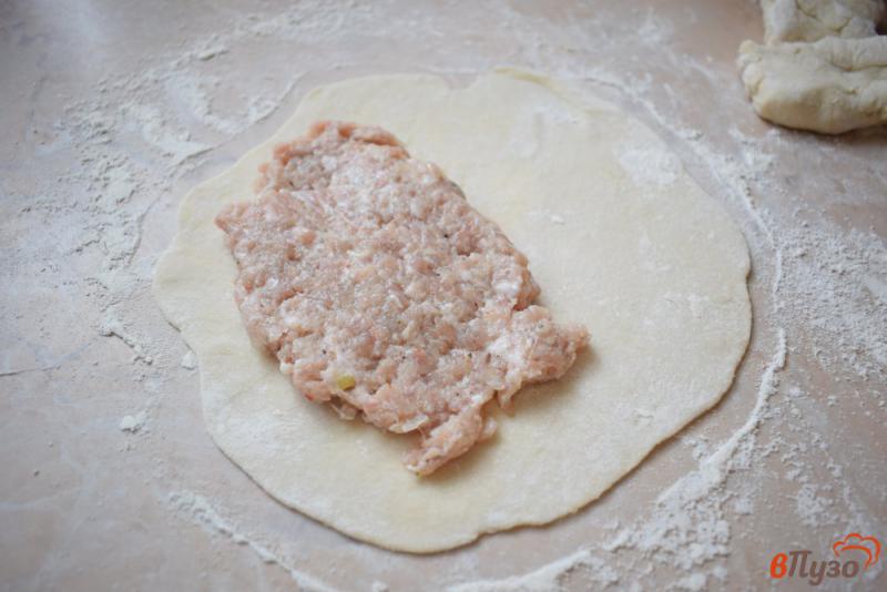 Фото приготовление рецепта: Чебуреки с начинкой из свинины шаг №5
