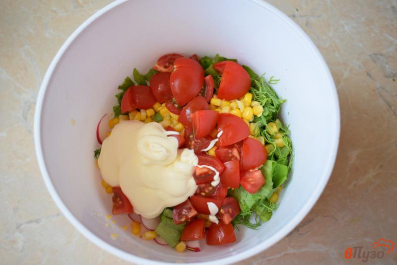 Фото приготовление рецепта: Овощной  салат с кукурузой шаг №4