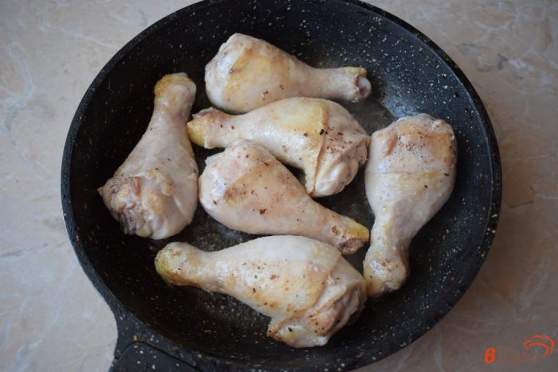 Фото приготовление рецепта: Куриные голени тушеные с луком в сливках шаг №1