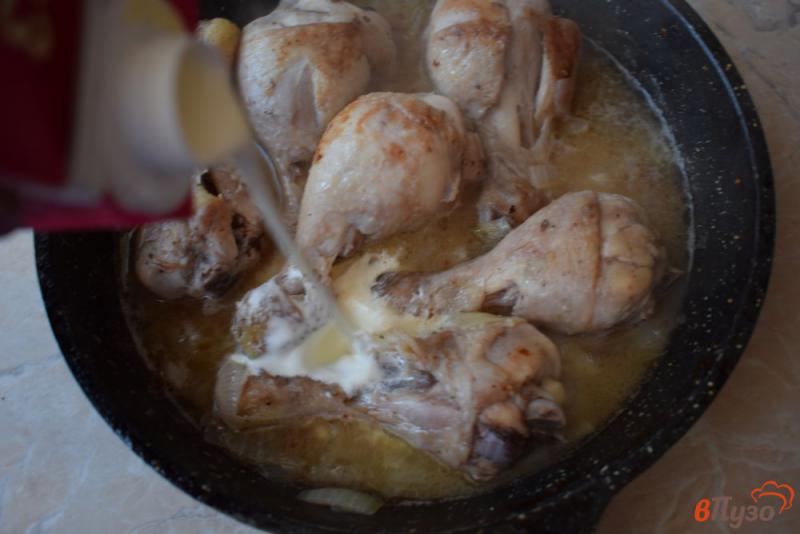 Фото приготовление рецепта: Куриные голени тушеные с луком в сливках шаг №4