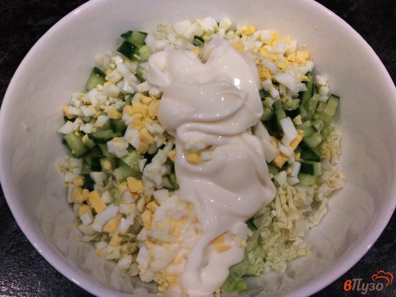 Фото приготовление рецепта: Салат с пекинской капустой яйцами и огурцом шаг №4