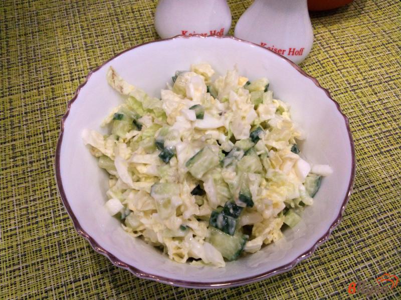 Фото приготовление рецепта: Салат с пекинской капустой яйцами и огурцом шаг №5