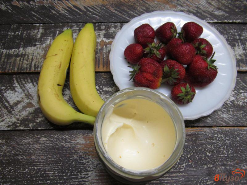 Фото приготовление рецепта: Мороженое с бананом и клубникой шаг №1