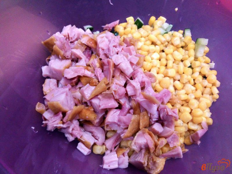 Фото приготовление рецепта: Салат с копченым окорочком кукурузой и овощами шаг №3