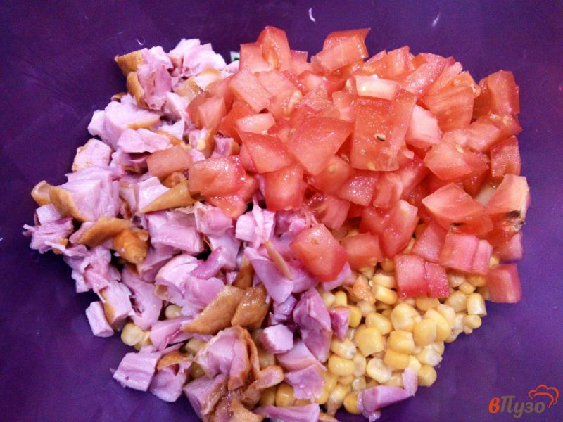 Фото приготовление рецепта: Салат с копченым окорочком кукурузой и овощами шаг №4