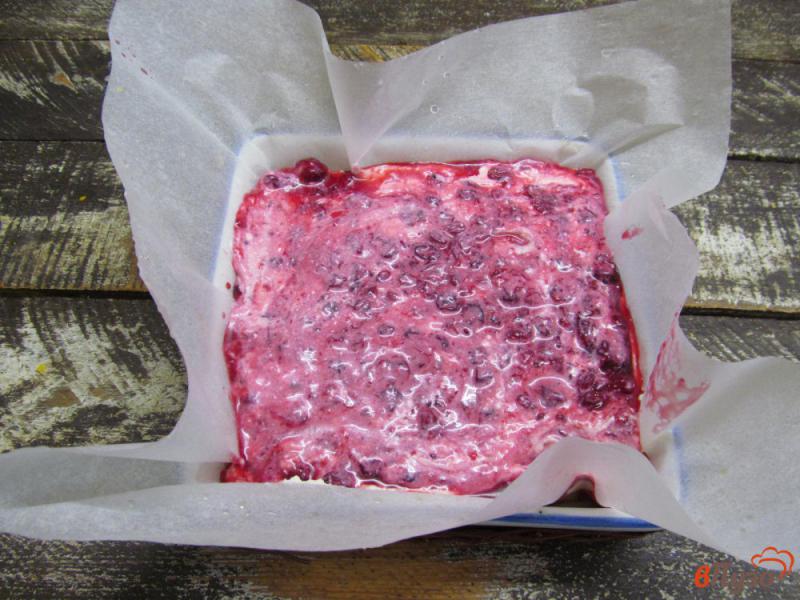 Фото приготовление рецепта: Пирожное с творогом и красной смородиной шаг №11