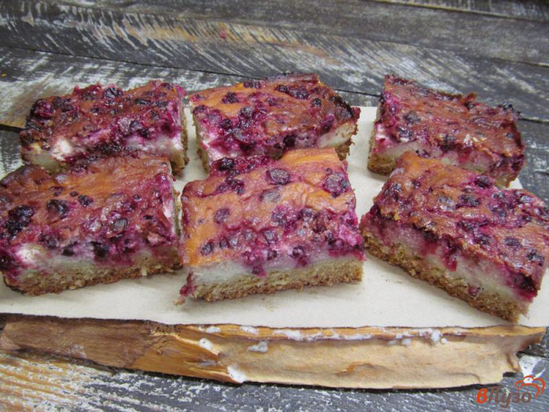 Фото приготовление рецепта: Пирожное с творогом и красной смородиной шаг №14