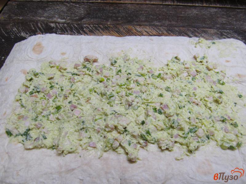 Фото приготовление рецепта: Лаваш с начинкой из авокадо с копченой грудинкой шаг №6