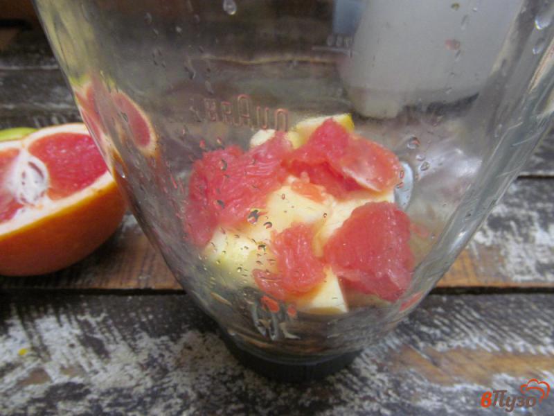 Фото приготовление рецепта: Смузи из грейпфрута с морковью и яблоком шаг №3