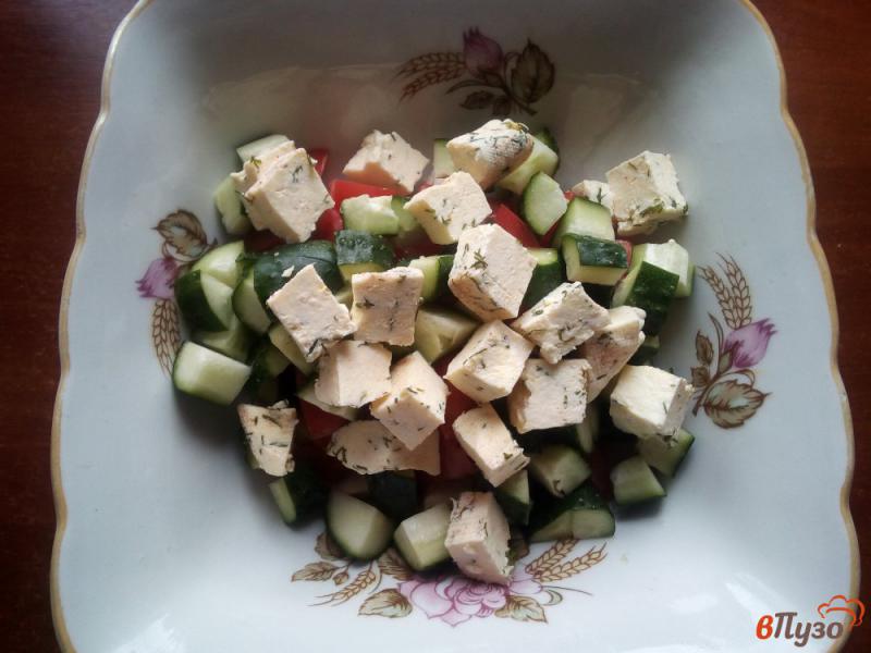 Фото приготовление рецепта: Салат из овощей, курицы и сыра шаг №6